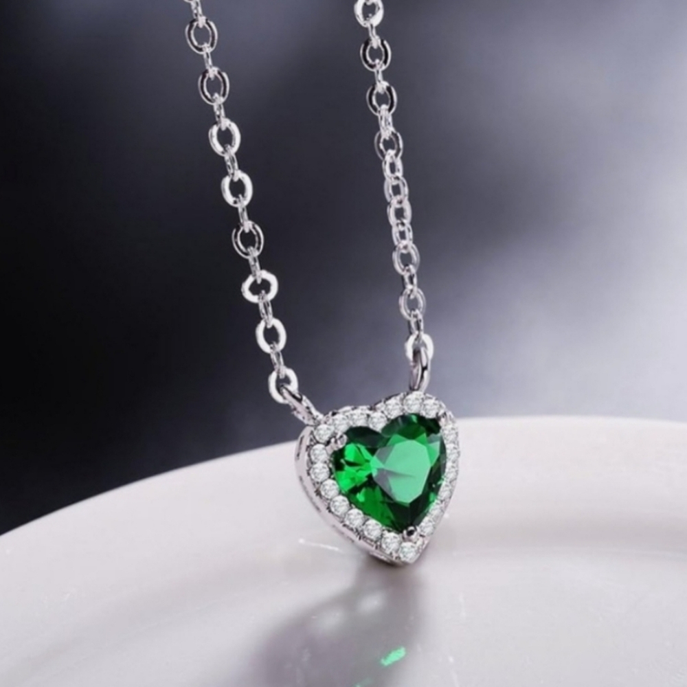 NWOT Heart Pendant Necklace